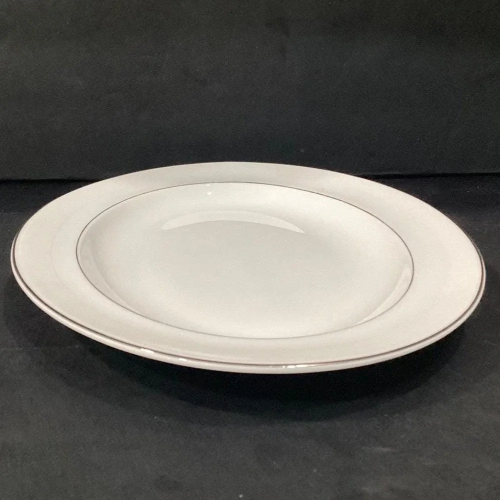 Royal Doulton Amulet Oval Serving Platter, White Floral Bone‎ China Tableware
